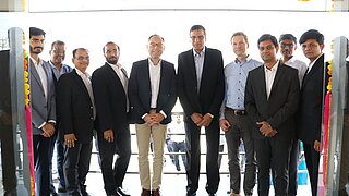 Gruppe von Geschäftsmännern in einer Reihe