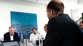 Meeting mit vielen Geschäftsleuten