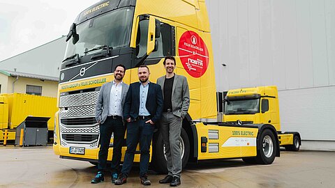 Gemeinsam für die Mobilitätswende (v.l.n.r.): Alexander Remy, Process Manager Supply Chain and Logistics Felix Schoeller, Jörg Prochaska, Leiter NOSTA-Niederlassung Siebenlehn und Christian Hammacher, COO Road der NOSTA Group.