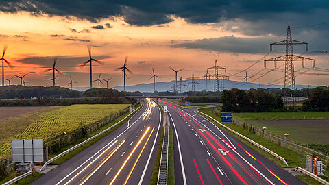Weitblick Autobahn bei Sonnenuntergang